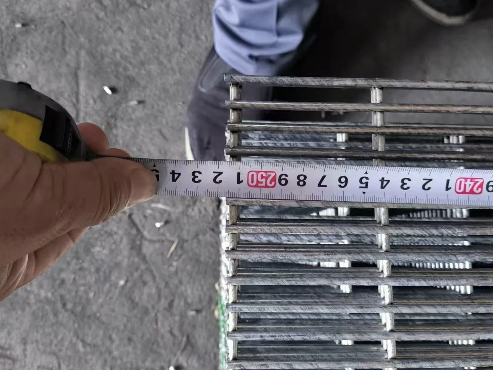 Double wire 868 mesh junction with paired horizontal wires around one vertical wire